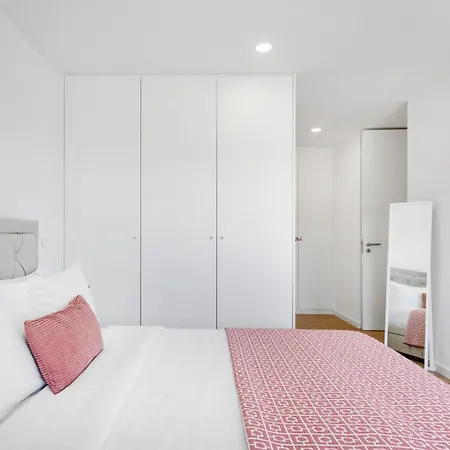 Sunny | Balcony & Pool Apartment *