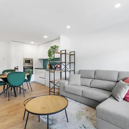 Sunny | Balcony & Pool شقة